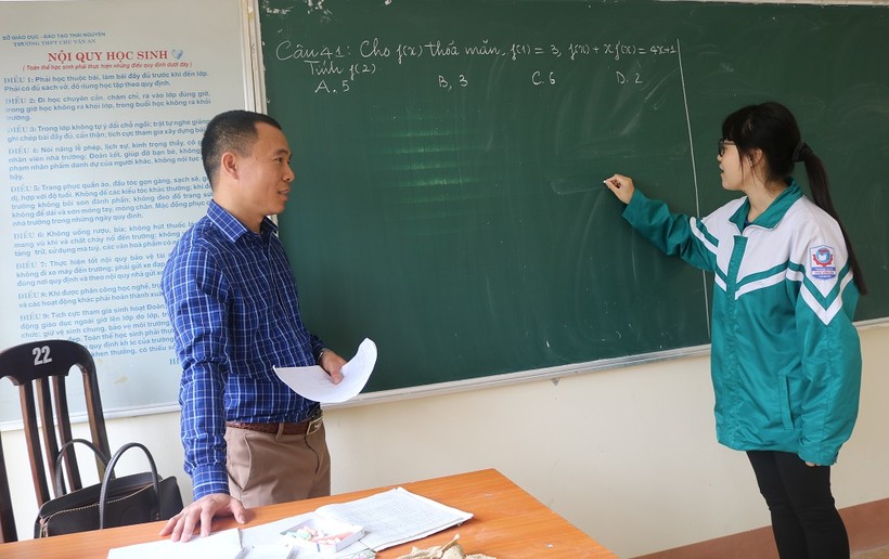 Thầy giáo Nguyễn Văn Chiến (trường THPT Chu Văn An, Thái Nguyên) hướng dẫn học sinh ôn tập môn Toán 