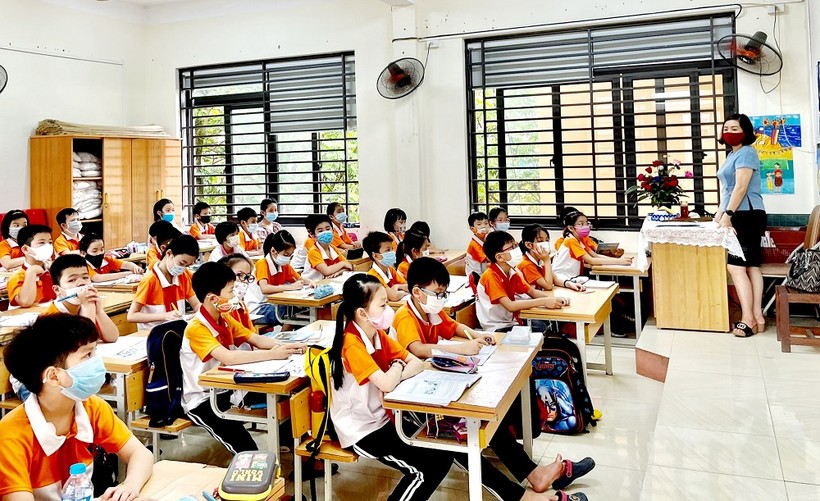 HS Trường Tiểu học Đội Cấn (TP Thái Nguyên) trong một buổi học trước khi được thông báo tạm dừng đến trường.