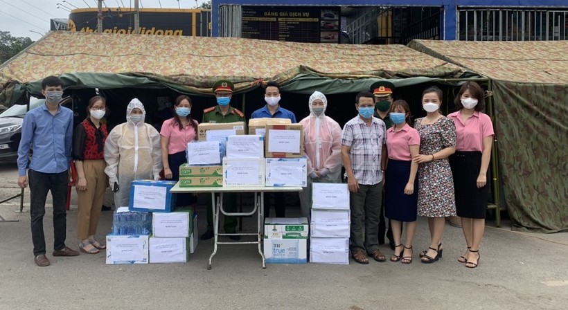 Đại diện cán bộ giáo viên trường THCS Tân Long (TP Thái Nguyên) tặng các nhu yếu phẩm cho chốt kiểm tra phòng, chống dịch Covid-19 trên địa bàn