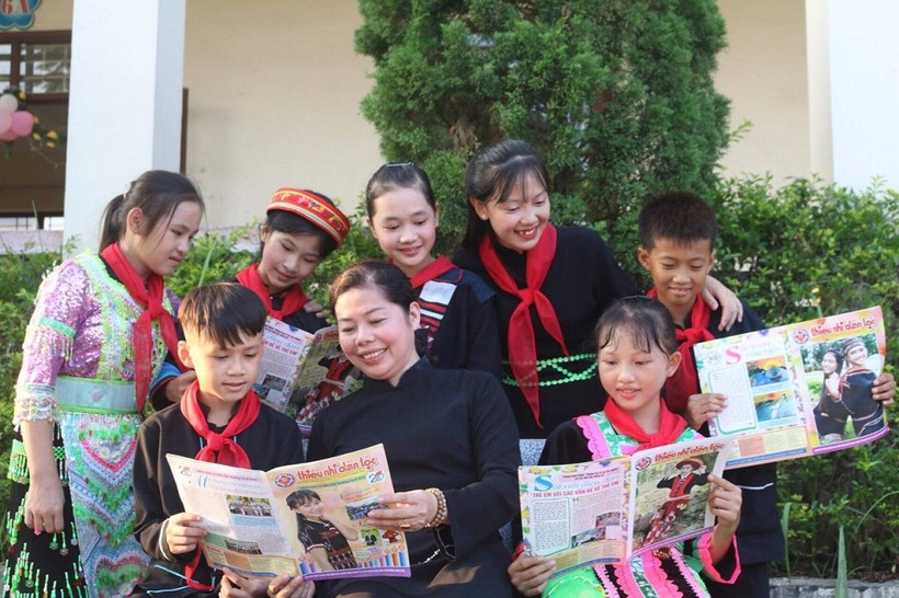 Cô Phan Thị Phương Ly bên các học trò 