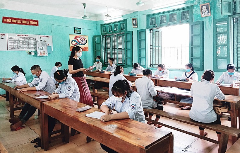 Chia lớp, giãn cách trong phòng học lớp 12 của trường THPT Nguyễn Văn Huyên.