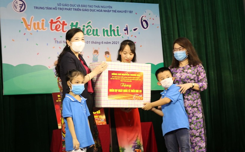 Đồng chí Bí thư Tỉnh ủy Thái Nguyên Nguyễn Thanh Hải tặng quà cho học sinh Trung tâm Hỗ trợ phát triển giáo dục hòa nhập trẻ khuyết tật tỉnh Thái Nguyên