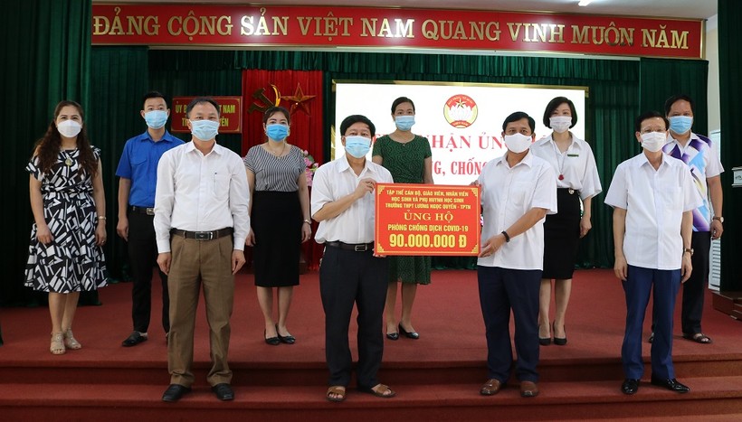 Trường THPT Lương Ngọc Quyến trao tặng đến Ủy ban Mặt trận Tổ quốc tỉnh Thái Nguyên số tiền nhà trường quyên góp được để ủng hộ công tác phòng, chống Covid-19.