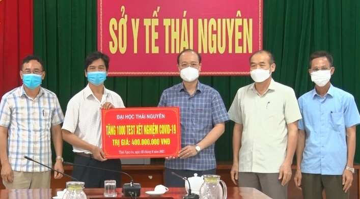 Đại diện Đại học Thái Nguyên trao tặng 1.000 test xét nghiệm SARS-CoV-2 cho Sở Y tế Thái Nguyên 
