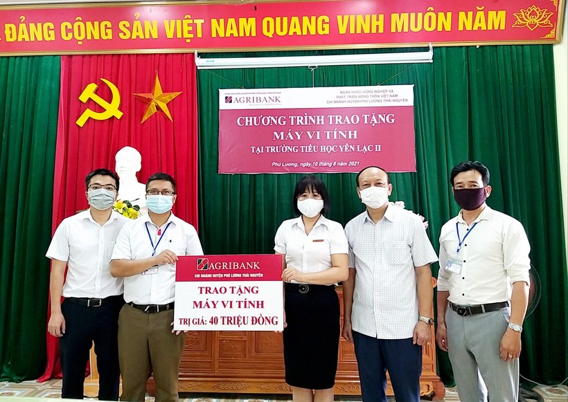 Đại diện Phòng GD&ĐT, Ngân hàng Agribank chi nhánh Phú Lương trao tặng máy tính cho Trường Tiểu học Yên Lạc 2.