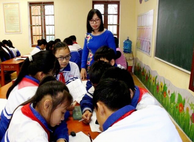Cô giáo Lê Thị Thúy Hường trong một hoạt động trải nghiệm cùng học trò 