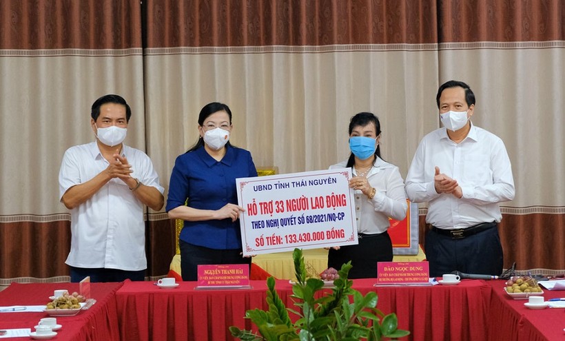 Bộ trưởng Bộ LĐ-TB&XH Đào Ngọc Dung chứng kiến đồng chí Nguyễn Thanh Hải, Bí thư Tỉnh ủy Thái Nguyên trao hỗ trợ người lao động tại Trường Mầm non Quốc tế Hoa Trạng Nguyên
