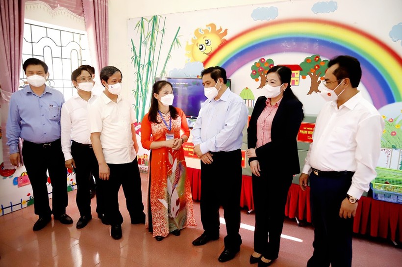 Thủ tướng Chính phủ Phạm Minh Chính hỏi thăm, động viên cán bộ giáo viên trường Mầm non Bình Yên (Định Hóa, Thái Nguyên)