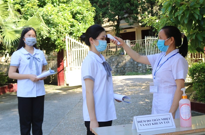 Trường PT Dân tộc nội trú tỉnh Cao Bằng kiểm tra, giữ an toàn sức khỏe cho học sinh trước năm học mới.