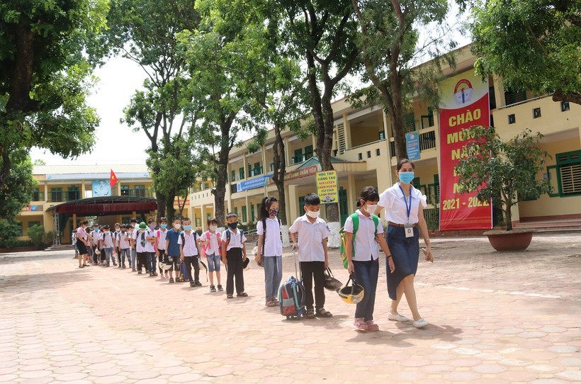 Giáo viên trường Tiểu học Gia Sàng (TP Thái Nguyên) hướng dẫn học sinh ra vào trường an toàn.
