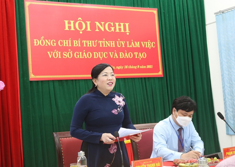 Đồng chí Nguyễn Thanh Hải, Ủy viên Trung ương Đảng, Bí thư Tỉnh ủy, Trưởng đoàn Đại biểu Quốc hội tỉnh Thái Nguyên trao đổi với đại diện ngành giáo dục địa phương