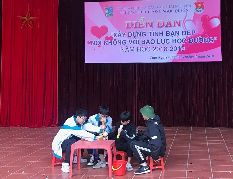 Một diễn đàn giáo dục đạo đức, lối sống, văn hóa ứng xử tại trường THPT Lương Ngọc Quyến (TP Thái Nguyên).