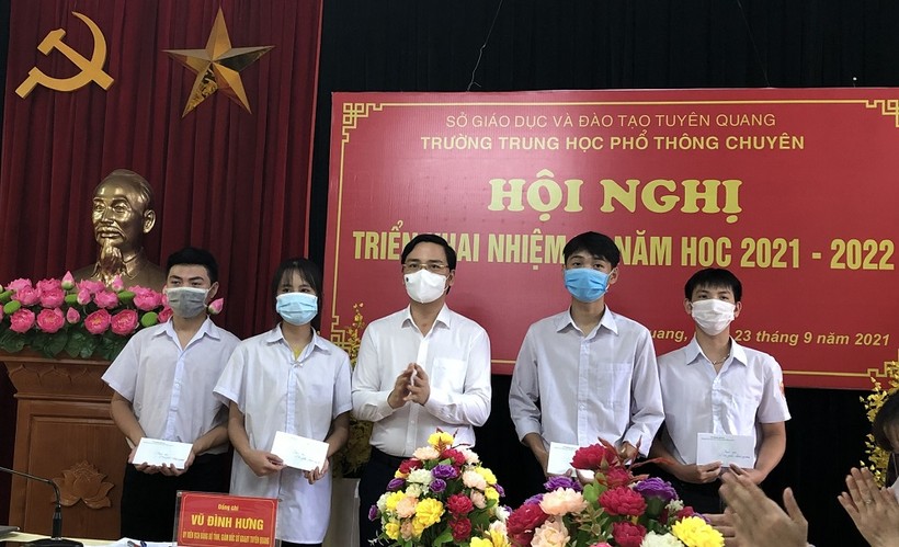 Ông Vũ Đình Hưng, Giám đốc Sở GD&ĐT Tuyên Quang trao quà cho các em học sinh nghèo vượt khó của trường THPT Chuyên, động viên khuyến khích các em vươn lên đạt thành tích trong học tập