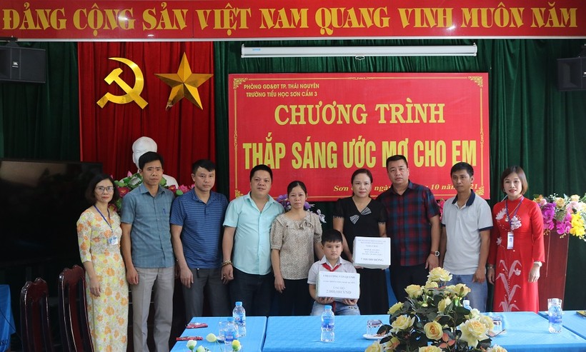 Đại diện địa phương, các đơn vị, cá nhân trao tặng hỗ trợ cho học sinh Đinh Quang Huy