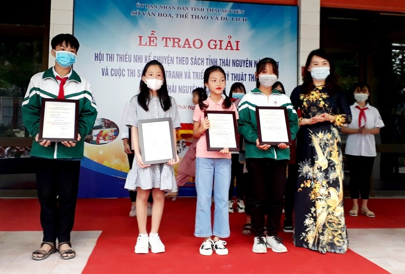 Bà Nguyễn Thị Mai, Giám đốc Sở Văn hóa, Thể thao và Du lịch Thái Nguyên trao giải, chúc mừng các thí sinh.