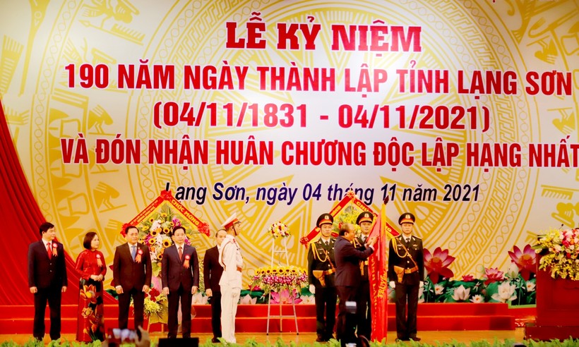 Chủ tịch nước Nguyễn Xuân Phúc gắn Huân chương Độc lập hạng Nhất lên Quốc kỳ, trao tặng phần thưởng cao quý của Đảng và Nhà nước cho Đảng bộ, chính quyền, nhân dân các dân tộc tỉnh Lạng Sơn.