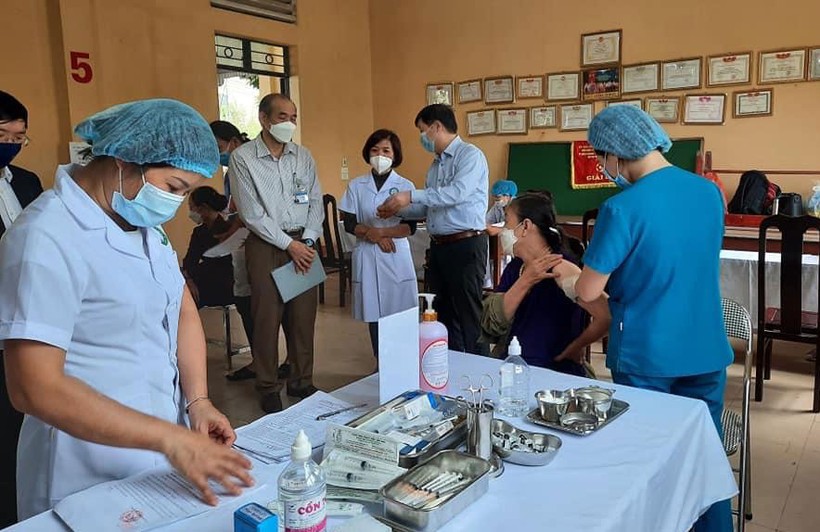 Người dân trên địa bàn xã Sơn Cẩm, TP Thái Nguyên được tiêm vắc xin phòng Covid-19.