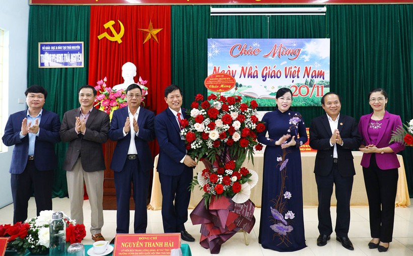Bí thư Nguyễn Thanh Hải cùng đoàn công tác thăm, chúc mừng, tặng quà cán bộ giáo viên Trường PT Dân tộc nội trú tỉnh Thái Nguyên.