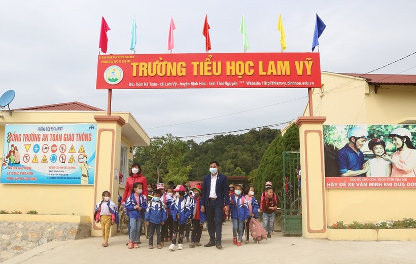 Niềm vui của thầy và trò trường Tiểu học Lam Vỹ (ĐỊnh Hóa, Thái Nguyên)