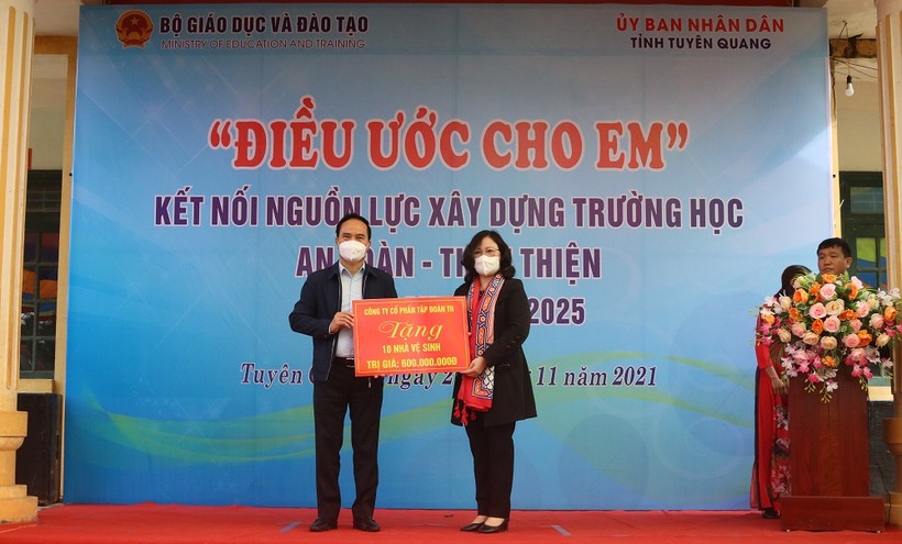 Ông Hoàng Việt Phương, Phó Chủ tịch UBND tỉnh Tuyên Quang đại diện địa phương nhận kinh phí hỗ trợ từ Thứ trưởng Bộ GD&ĐT Ngô Thị Minh