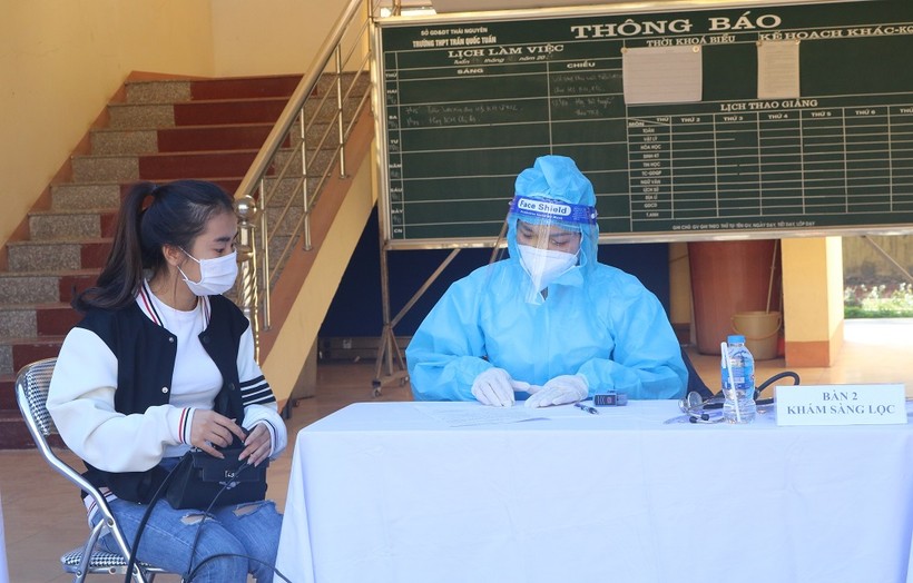 Học sinh Thái Nguyên được khám sàng lọc, hướng dẫn trước khi tiêm vắc xin phòng Covid-19
