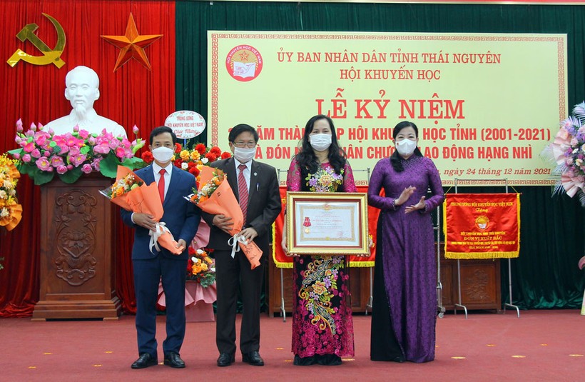 Thừa ủy quyền của Chủ tịch nước, đồng chí Bí thư Tỉnh ủy Thái Nguyên Nguyễn Thanh Hải trao tặng Huân chương Lao động hạng Nhì cho Hội Khuyến học tỉnh Thái Nguyên