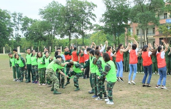 Sinh viên tập luyện và tham gia các trò chơi tại Trung tâm Giáo dục quốc phòng và an ninh (Đại học Thái Nguyên).