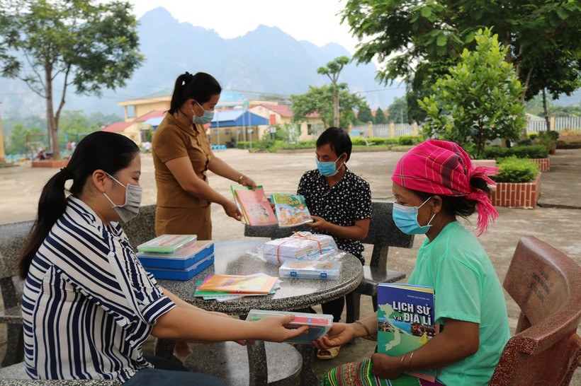 Giáo viên trường Tiểu học Thần Sa (Võ Nhai, Thái Nguyên) hỗ trợ phụ huynh học sinh tìm hiểu, đăng kí mua sách giáo khoa trước năm học mới