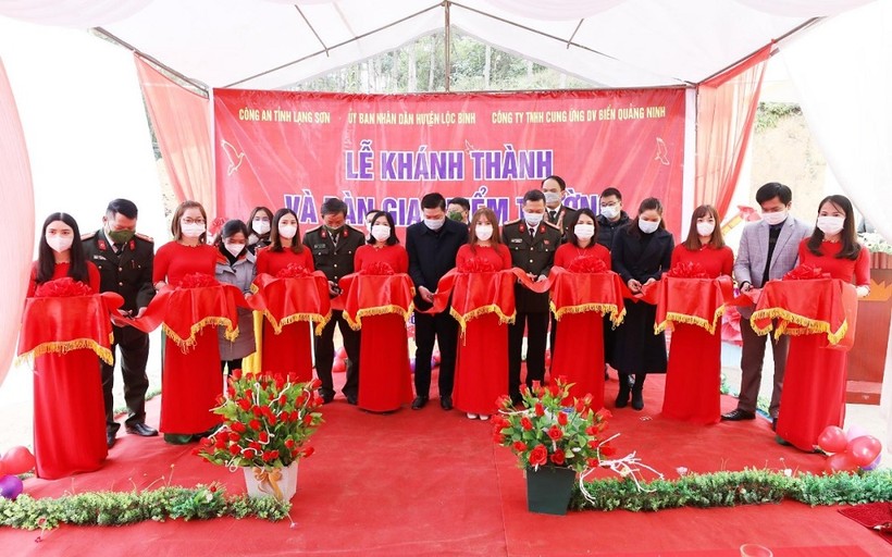 Lễ khánh thành và bàn giao phòng học cho điểm trường Tiểu học và THCS Quan Bản (xã Đông Quan, huyện Lộc Bình)