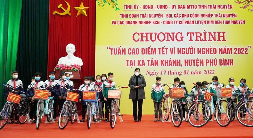 Bí thư Tỉnh ủy Thái Nguyên Nguyễn Thanh Hải tặng xe đạp cho học sinh có hoàn cảnh đặc biệt khó khăn của 2 trường Tiểu học và THCS Tân Khánh (Phú Bình)