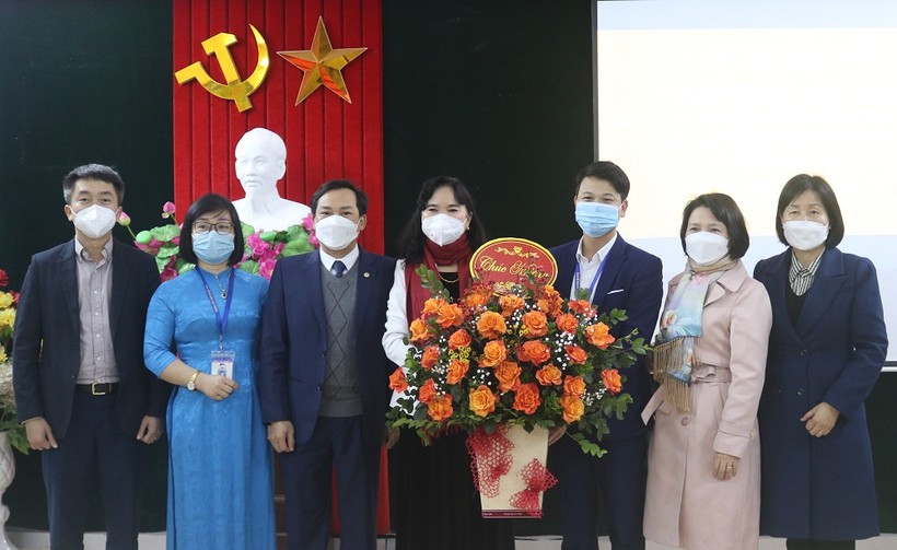 Các đại biểu tham dự lễ đón nhận bàn giao đưa vào sử dụng các hạng mục công trình được tài trợ của trường THCS Nguyễn Du.