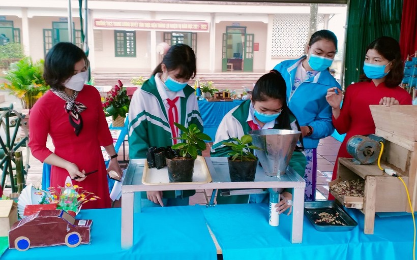 Cô trò trường THCS Trung Lương (Định Hóa, Thái Nguyên) với cuộc thi Sáng tạo trẻ của nhà trường.