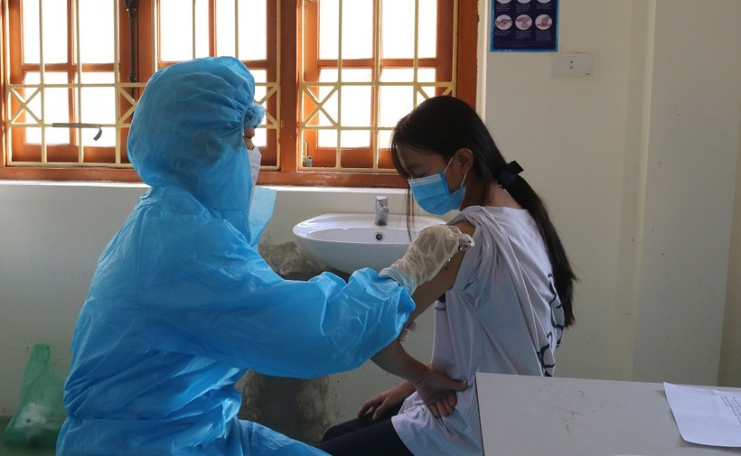 Học sinh Trường THPT Đồng Hỷ (Thái Nguyên) tiêm vắc xin phòng Covid-19.