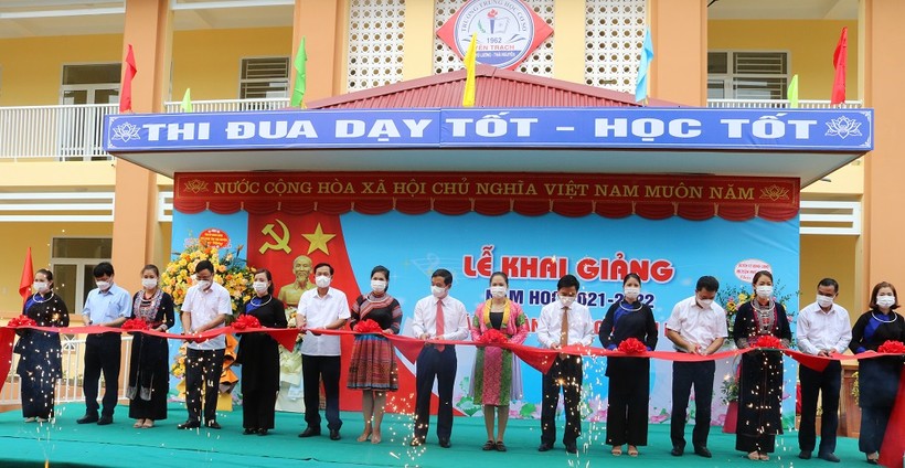 Các đại biểu cắt băng khánh thành công trình nhà lớp học mới của trường THCS Yên Trạch (Phú Lương, Thái Nguyên)