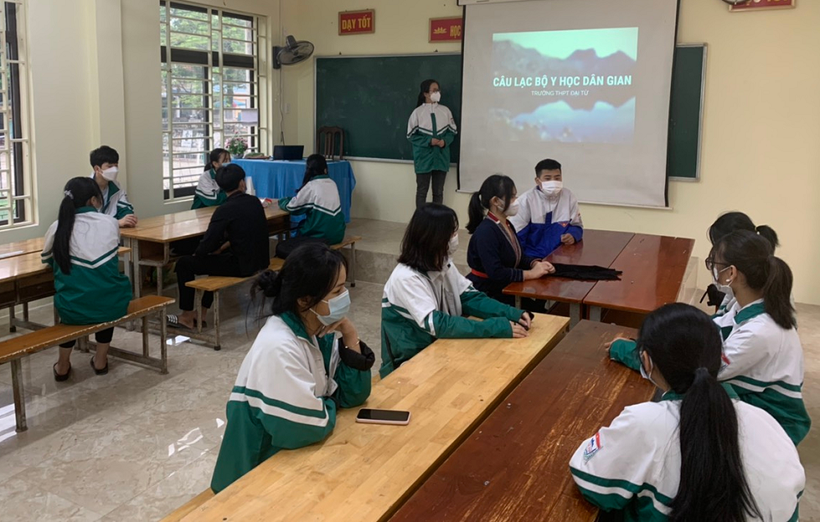 Các thầy cô Trường THPT Đại Từ (Thái Nguyên) giúp Câu lạc bộ Y học dân gian của nhà trường sinh hoạt với những nội dung bổ ích, lí thú