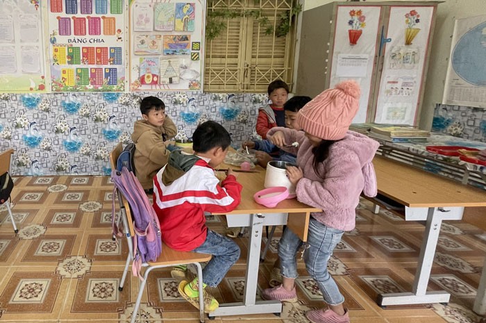 Học trò tại điểm trường Nà Lồm (Đôn Phong, Bạch Thông, Bắc Kạn) được quan tâm giữ ấm, đảm bảo dinh dưỡng bữa ăn
