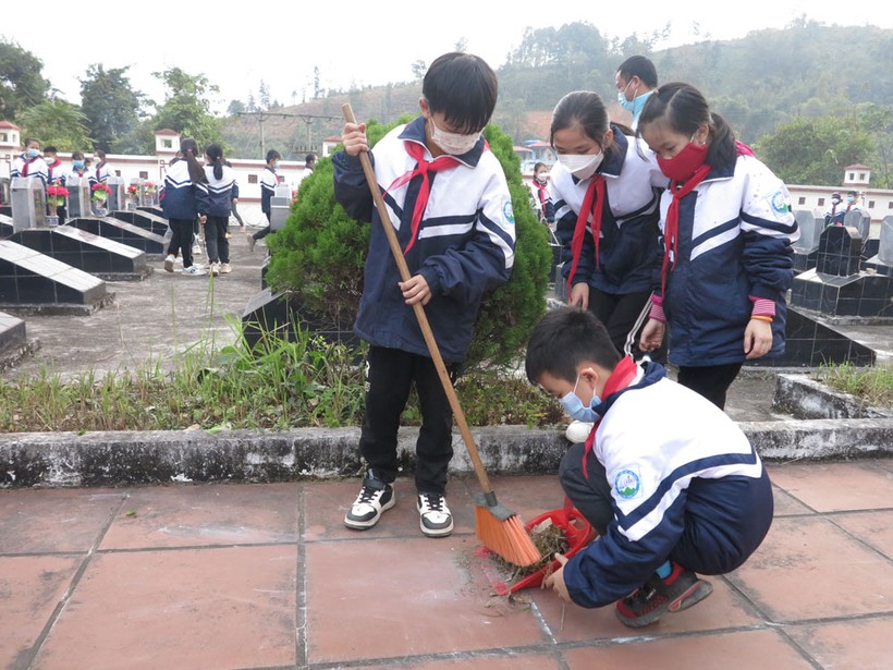 Học sinh trường Tiểu học Vân Tùng (Ngân Sơn, Bắc Kạn) vệ sinh Nghĩa trang liệt sĩ của huyện
