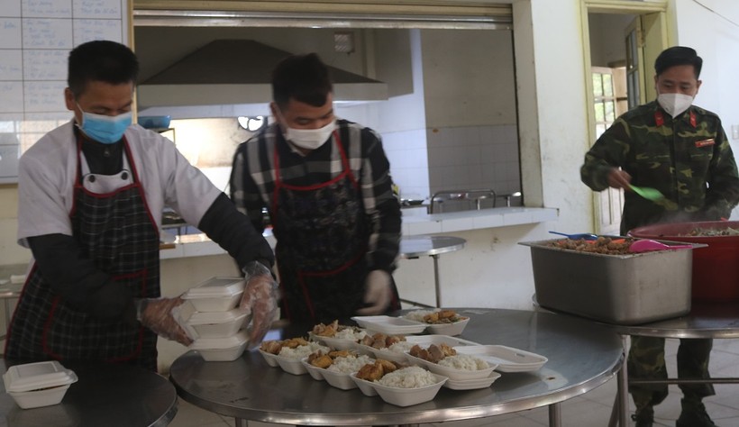 Bếp ăn Trung tâm Giáo dục Quốc phòng và An ninh (Đại học Thái Nguyên) phục vụ đảm bảo cho sinh viên.