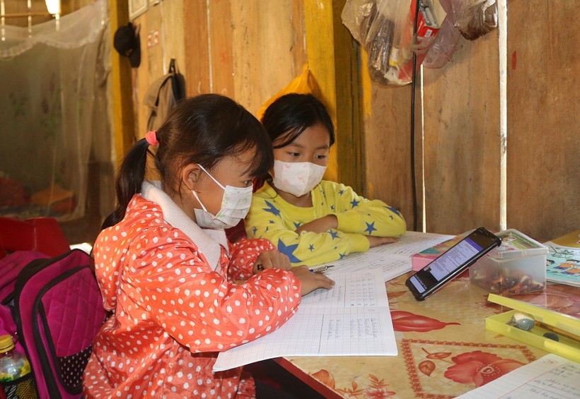 Học sinh tiểu học tại xã Văn Lăng (Đồng Hỷ, Thái Nguyên) được trao tặng thiết bị để học trực tuyến tại nhà
