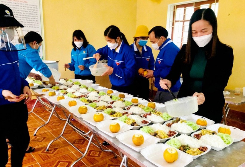 Cán bộ giáo viên trường Tiểu học Tân Trào (Sơn Dương) nấu cơm hỗ trợ người dân cách ly y tế tại địa phương