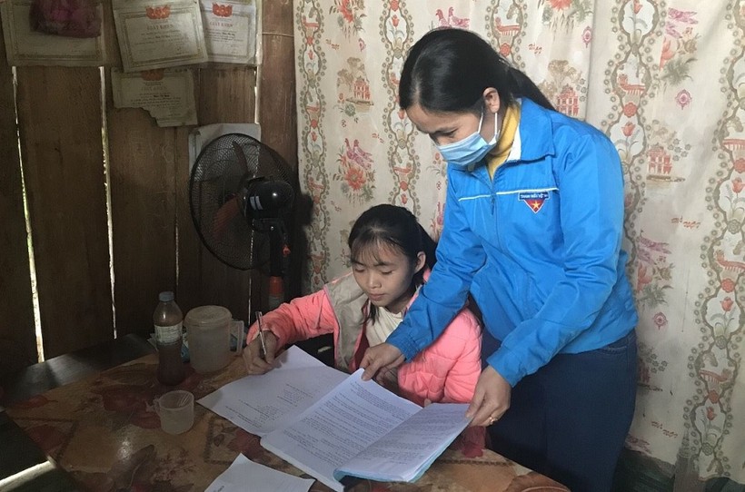 Cô Đặng Thị Hà (trường PTDT nội trú THCS và THPT huyện Na Hang, Tuyên Quang) đến nhà hướng dẫn trò học bài .
