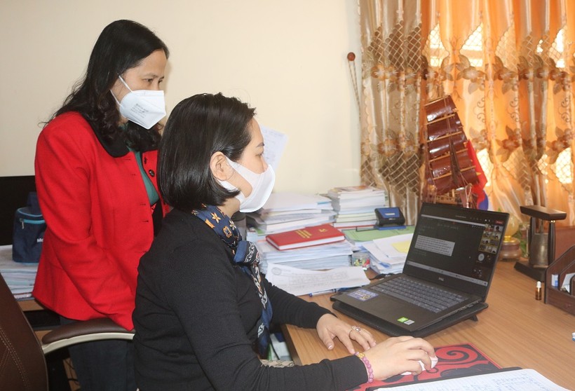 Ban Giám hiệu trường THCS Nha Trang (TP Thái Nguyên) kiểm hệ thống nền tảng dạy - học trực tuyến của nhà trường