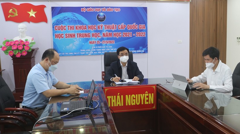 Lãnh đạo Sở GD&ĐT Thái Nguyên, trường THPT Chuyên tỉnh Thái Nguyên tại chương trình trực tuyến tổng kết cuộc thi.