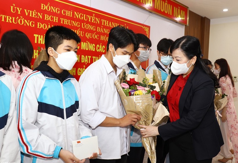 Đồng chí Bí thư Tỉnh ủy Thái Nguyên Nguyễn Thanh Hải chúc mừng, động viên, tặng quà học sinh đạt giải cao tại các kỳ thi cấp Quốc gia