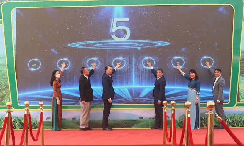 Các đại biểu nhấn nút khai trương mở cửa du lịch tỉnh Thái Nguyên năm 2022.