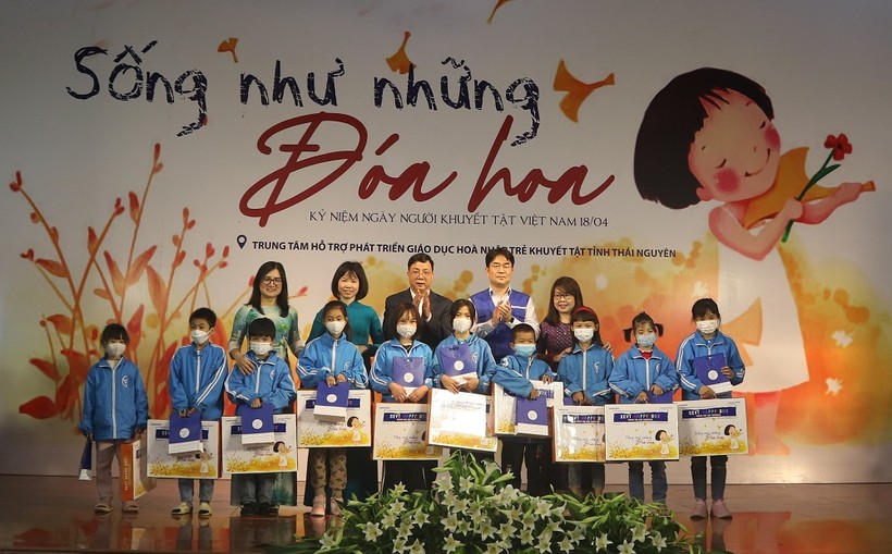 Lãnh đạo UBND tỉnh Thái Nguyên, Công ty TNHH Samsung Electronics Việt Nam Thái Nguyên tặng quà cho học sinh khuyết tật tại Trung tâm