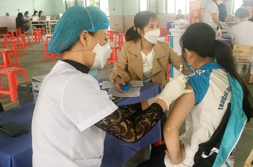 Học sinh khối lớp 6, trường THCS Chu Văn An, TP Thái Nguyên bắt đầu được tiêm vắc xin phòng Covid-19, ngày 19/4