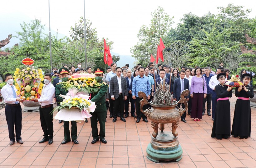 Đoàn đại biểu Hội Nhà báo Việt Nam cùng lãnh đạo tỉnh Thái Nguyên dâng hương tưởng niệm Chủ tịch Hồ Chí Minh tại Nhà tưởng niệm của Người trên đỉnh đèo De (Phú Đình, Định Hóa, Thái Nguyên)