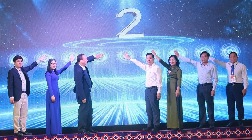 Các đại biểu nhấn nút khai trương không gian Ngày hội Sách và Văn hóa đọc đọc tỉnh Thái Nguyên năm 2022.
