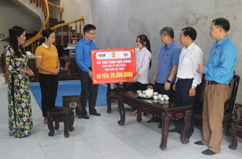 Ông Nguyễn Ngọc Ân, Chủ tịch Công đoàn Giáo dục Việt Nam và các đại biểu đến thăm hỏi, trao học bổng cho em Lý Thị Uyên (Trường THPT Định Hóa, Thái Nguyên)